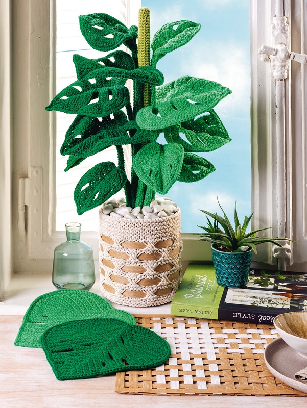 Gehäkelte Monstera, dekorativer Übertopf und passende Platzsets