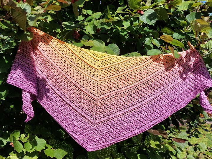 Flat triangular scarf „Sommerlächeln BE” – crochet pattern