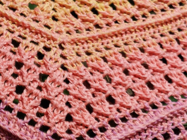 Flat triangular scarf „Sommerlächeln BE” – crochet pattern