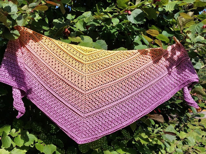Flat triangular scarf „Sommerlächeln BE” – crochet pattern
