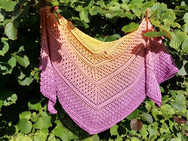 Flat triangular scarf „Sommerlächeln BE” – crochet pattern