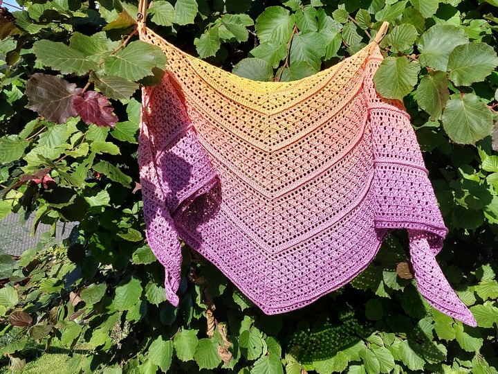 Flat triangular scarf „Sommerlächeln BE” – crochet pattern