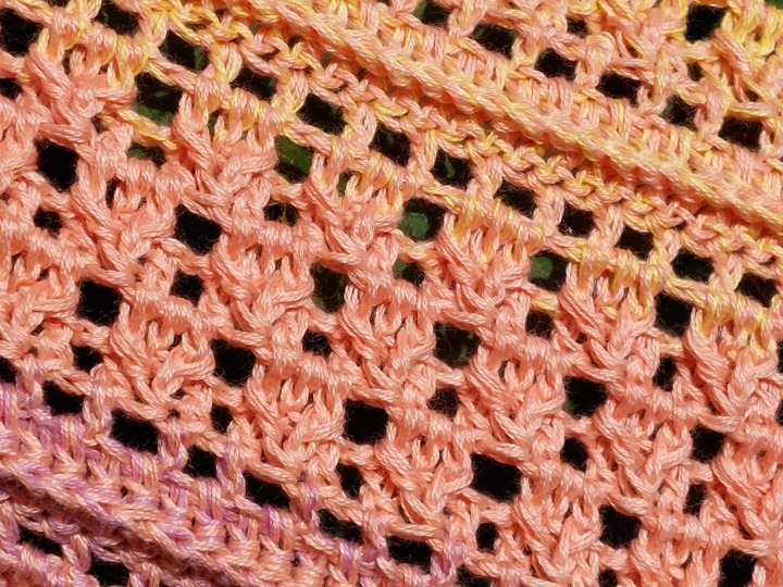 Flat triangular scarf „Sommerlächeln BE” – crochet pattern