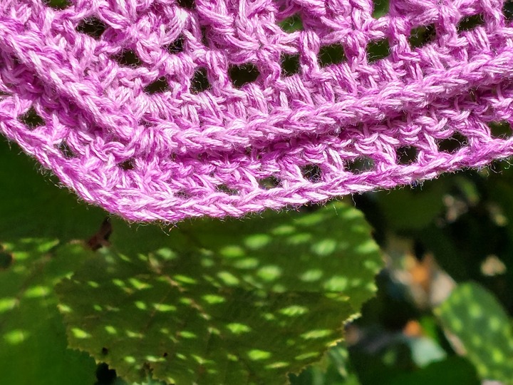 Flat triangular scarf „Sommerlächeln BE” – crochet pattern