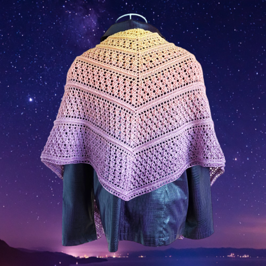 Flat triangular scarf „Sommerlächeln BE” – crochet pattern