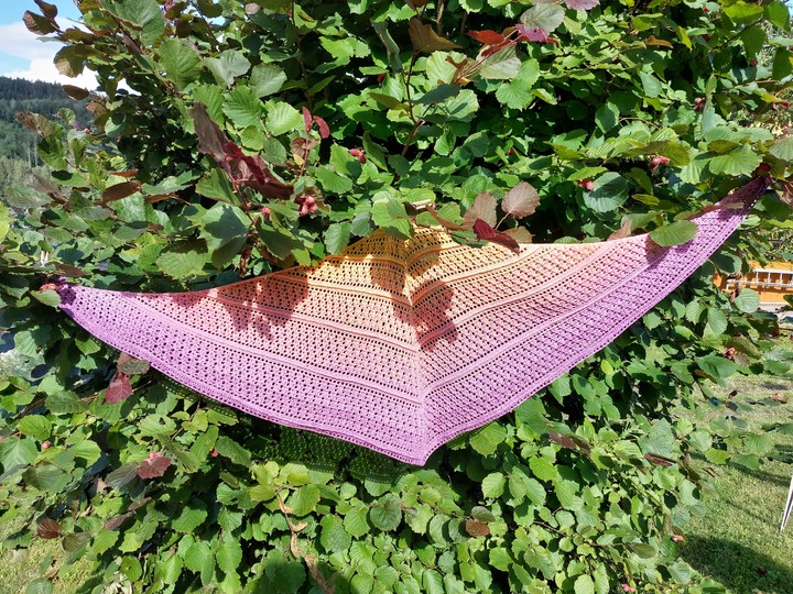 Flat triangular scarf „Sommerlächeln BE” – crochet pattern
