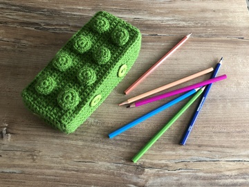 Crochet instructions for a creative building block pencil case