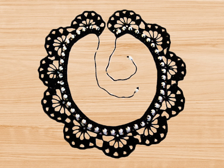 A crochet collar necklace pattern