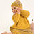 Baby-Strick-Set aus Mütze, Hose und Kleid in Safrangelb im Jacquardmuster