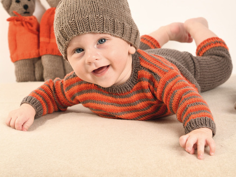 Strick-Set aus Babymütze, -pulli, -hose und Kuschelteddyfamilie in Graubraun