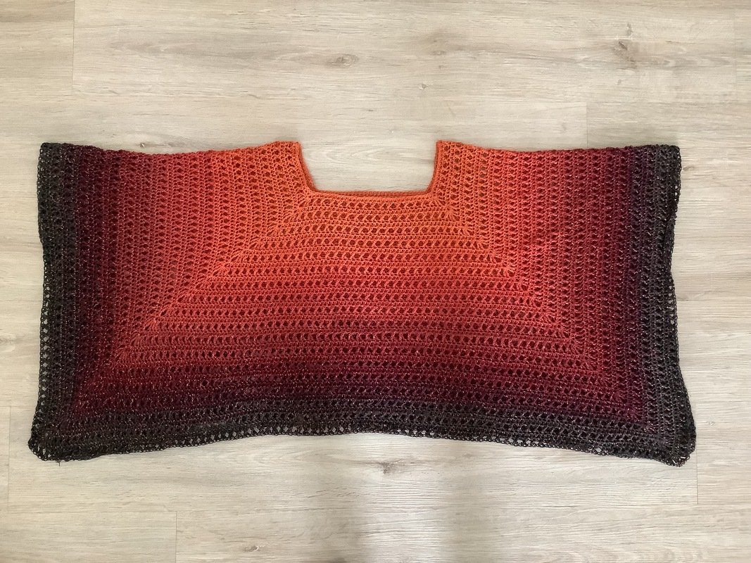 Rechteckiger Häkelponcho mit quadratischem Halsausschnitt, offenes Muster und orange-zu-braunem Farbverlauf, flach ausgelegt