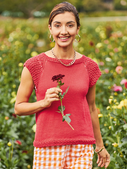 Gestrickter roter Kurzarmpulli mit Musterärmeln