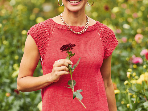 Gestrickter roter Kurzarmpulli mit Musterärmeln