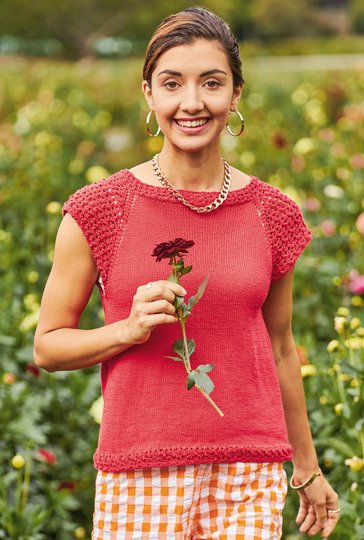 Gestrickter roter Kurzarmpulli mit Musterärmeln