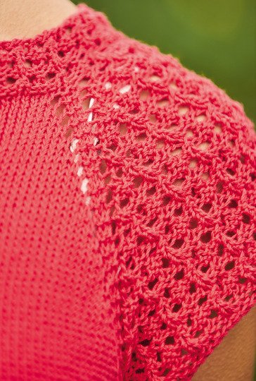 Gestrickter roter Kurzarmpulli mit Musterärmeln