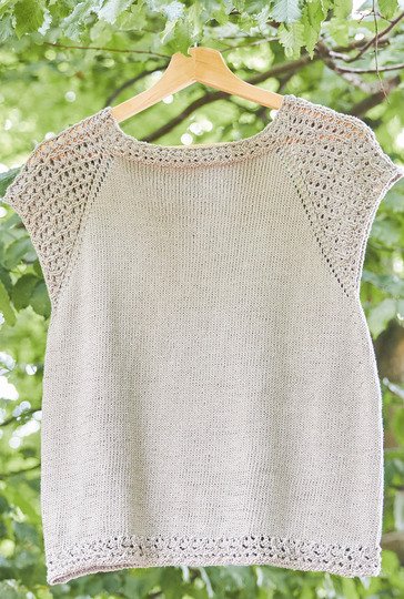 Gestrickter roter Kurzarmpulli mit Musterärmeln