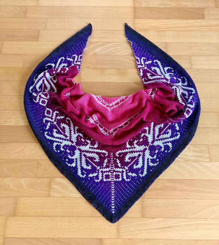 Dreieckstuch mit Pink‑Violett‑Dunkelblau Farbverlauf und weißem Ziermuster