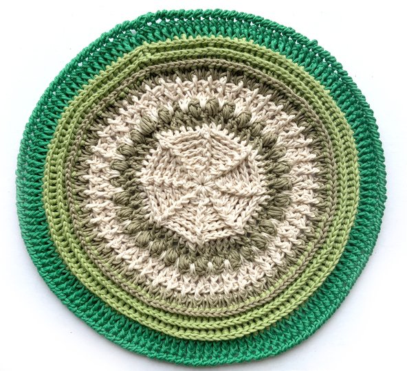 Rundes Grannydeckchen oder kleiner Teppich
