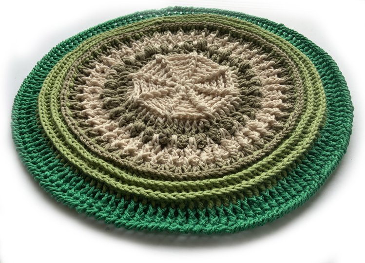 Rundes Grannydeckchen oder kleiner Teppich