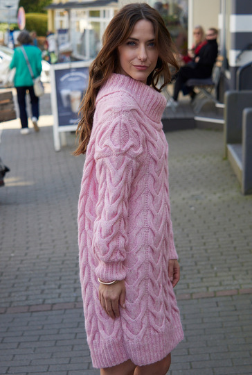 Longpulli mit weitem Kragen und Zopfmuster