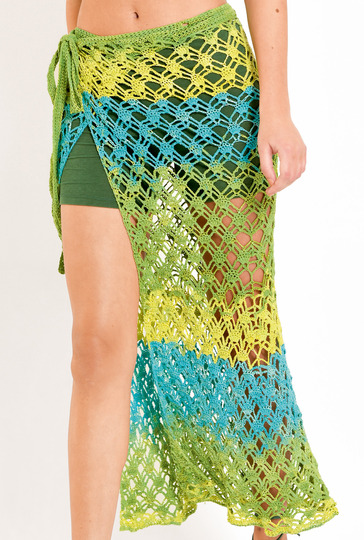 Im Ajourmuster gehäkelter Wickelrock mit Farbverlauf