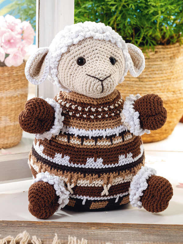 Sitzendes Amigurumi-Schaf in Braun, Beige und Weiß mit gestreiftem Körper und weißer Häkelhaube