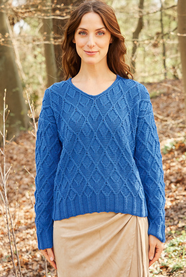 Blauer Pullover mit Rautenmuster