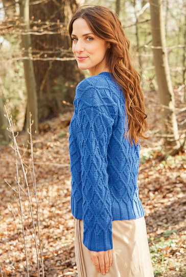 Blauer Pullover mit Rautenmuster