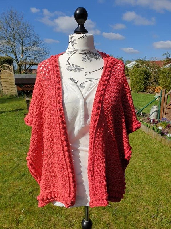 Korallfarbenes gehäkeltes Rechtecktuch mit strukturierter Masche und Noppenrand an Schneiderpuppe