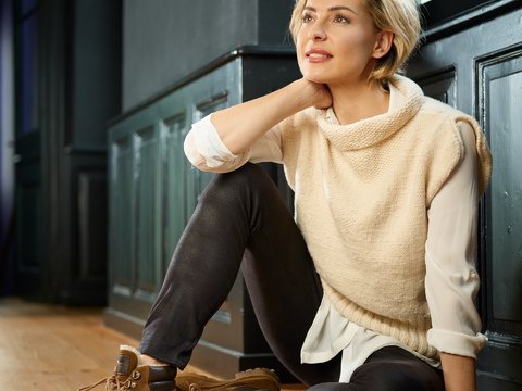 Pullunder mit Seitenschlitzen und Stehkragen