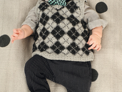 Dunkelfarbiger Pullunder mit Jäckchen im Schottenkaromuster