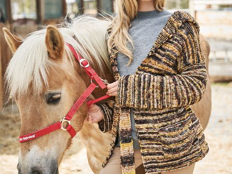 Jacke mit Kapuze aus Farbeffektgarn