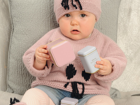 Farblich passender Pulli, Mütze und Babyschühchen mit Katzengesicht