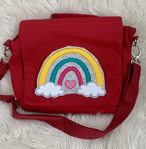 Rote Umhängetasche mit appliziertem Regenbogen, zwei weißen Wolken und kleinem pinken Herz