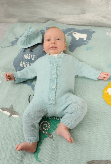 Gestrickter hellblauer Overall mit passender gehäkelter Mütze