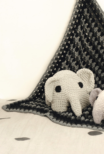 Kuscheltier Elefanten in verschiedenen Größen und Farben mit passender Decke