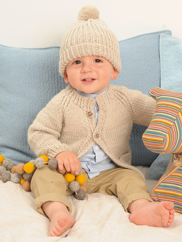 Beigefarbene Jacke  und rosafarbener Pulli mit Mütze