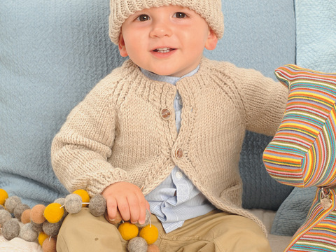 Beigefarbene Jacke  und rosafarbener Pulli mit Mütze