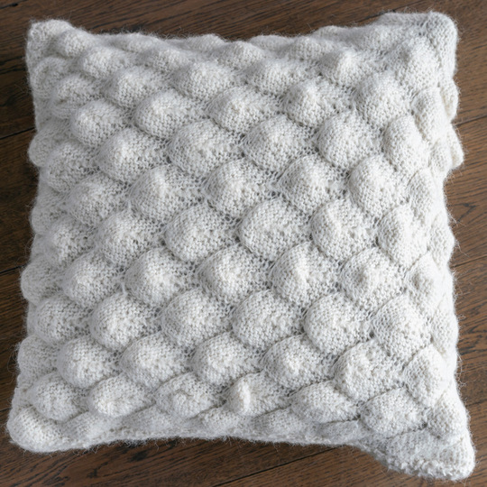 Zwei Kissen in Schlaufen- und Noppenoptik