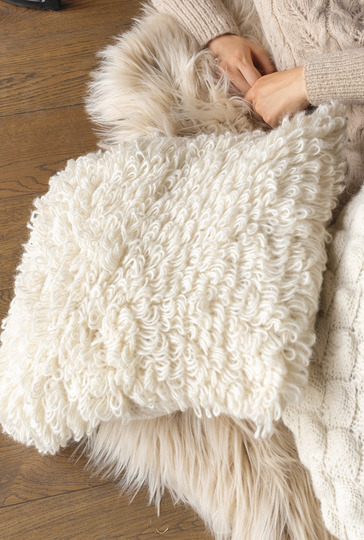 Zwei Kissen in Schlaufen- und Noppenoptik