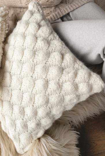 Zwei Kissen in Schlaufen- und Noppenoptik