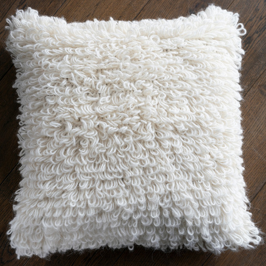 Zwei Kissen in Schlaufen- und Noppenoptik