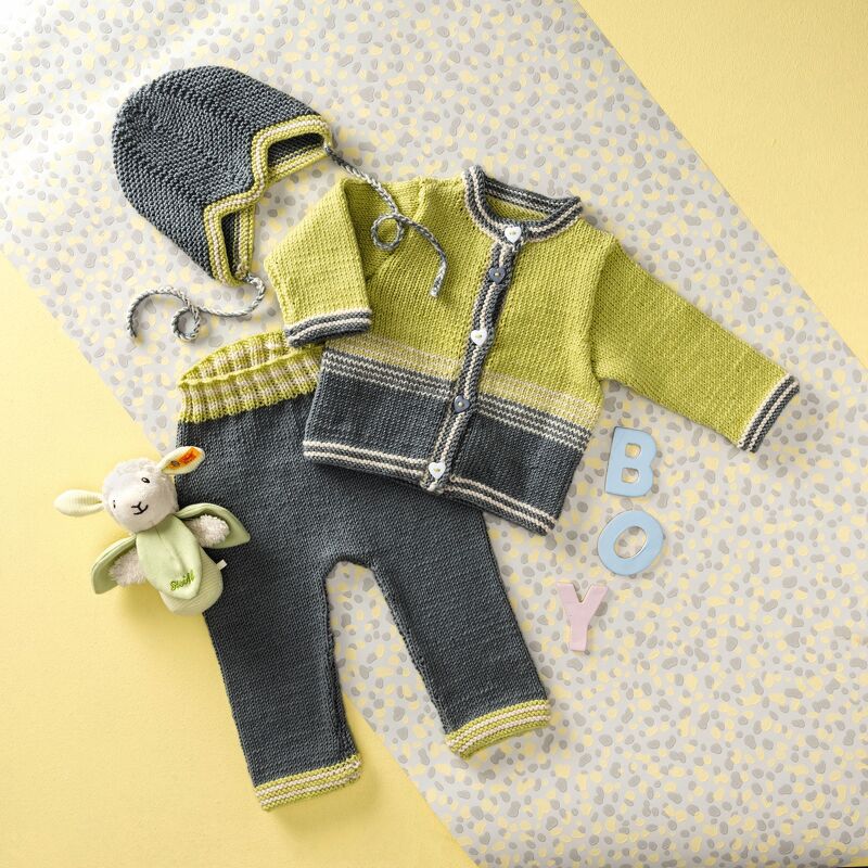 Gestrickte Babyjacke, Hose und Mütze in Grau und Hellgrün mit Herzknöpfen