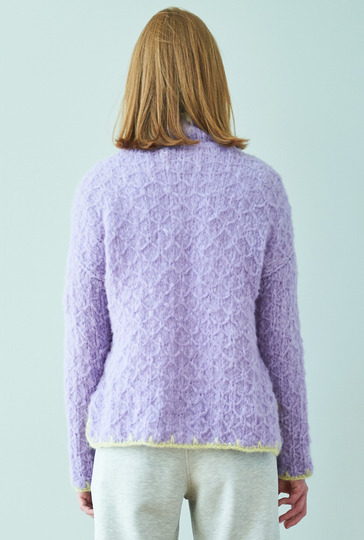 Pulli im raffinierten Rautenmuster mit zarten Häkelblenden