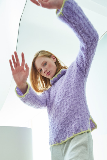 Pulli im raffinierten Rautenmuster mit zarten Häkelblenden