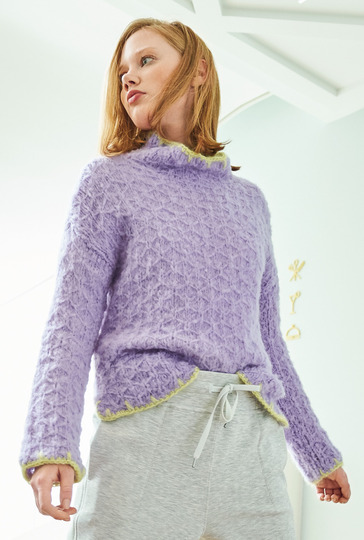 Pulli im raffinierten Rautenmuster mit zarten Häkelblenden