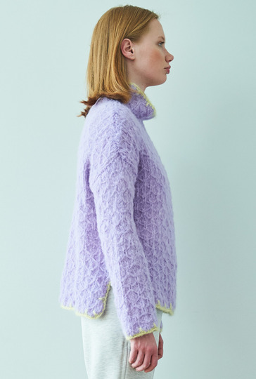 Pulli im raffinierten Rautenmuster mit zarten Häkelblenden