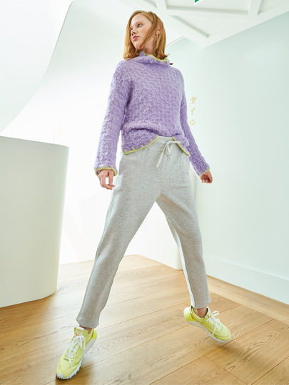 Pulli im raffinierten Rautenmuster mit zarten Häkelblenden