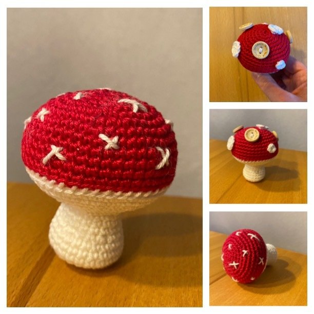 Mehrere Ansichten eines handgehäkelten Fliegenpilzes mit rotem Hut und weißen Kreuzstichen auf einer Holzoberfläche.