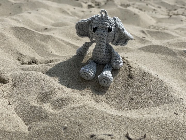 PDF Häkelanleitung kleiner Elefant Anton, Schlüsselanhänger, Taschenbaumler